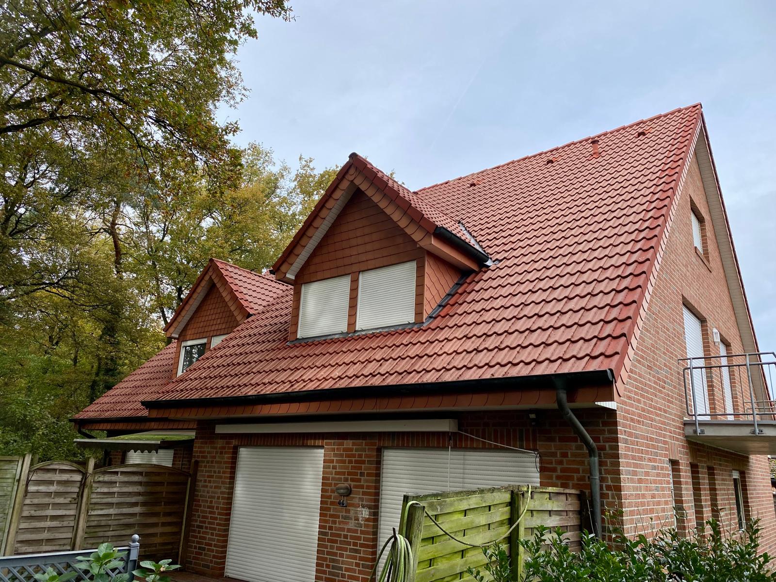 Dachreinigung Papenburg Nachher: Das Dach erstrahlt nach der Niederdruckreinigung in neuem Glanz.